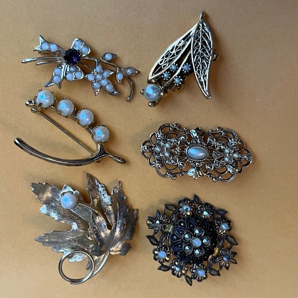 Multiple Vintage Costume Jewelry Brooches/Pins.  Gold Tone. - Picture 8 of 10